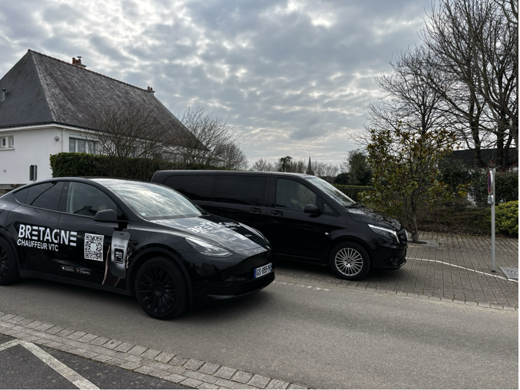 Photographie personnelle — visibilité de la marque et QR code sur le véhicule.